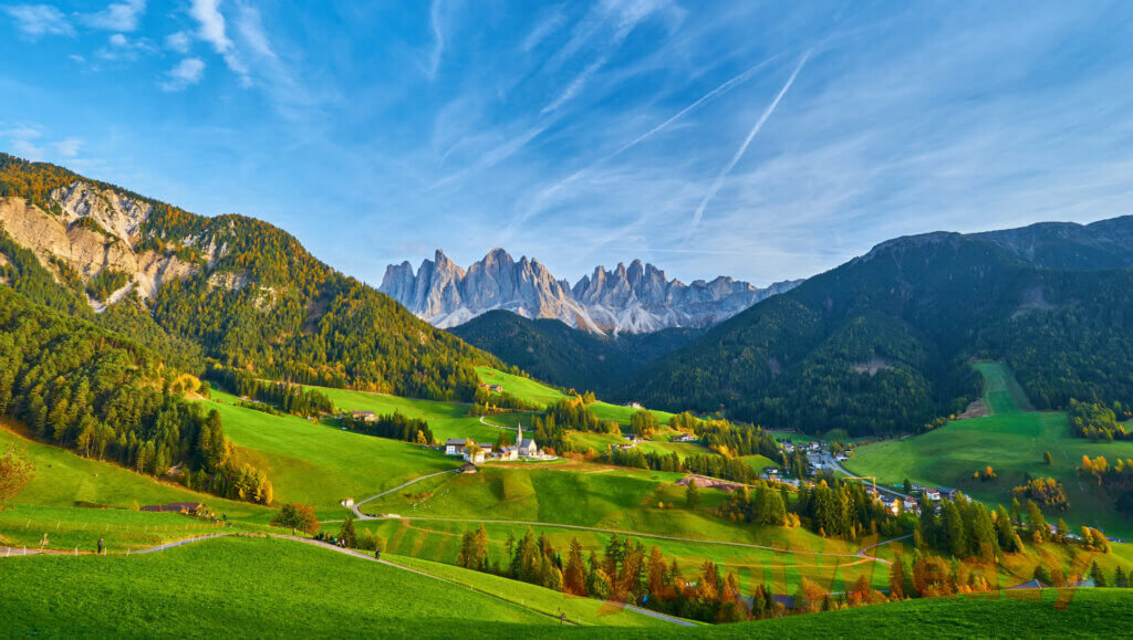 Jesienna sceneria z wioską w Alpach [Włochy]