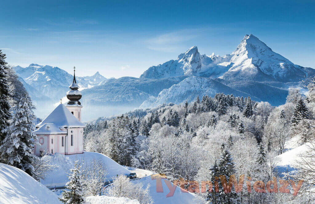 Widok na góry oraz kapliczkę zimą
